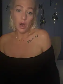 Snapshot of AlessasRoom chatting on September 25, 2025, 8:40 am AlessasRoom online show from September 25, 2025, 8:40 am