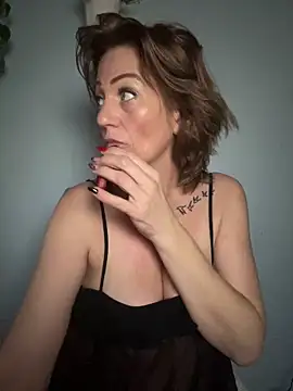 Snapshot of AlessasRoom chatting on October 10, 2025, 7:40 am AlessasRoom online show from October 10, 2025, 7:40 am