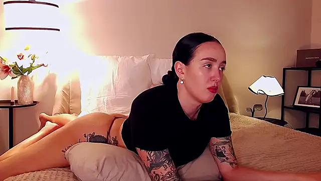 KimKhallifa online show from June 6, 2026, 6:51 am