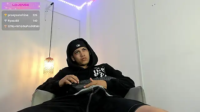 Snapshot of Br4ndxpimm chatting on October 14, 2025, 3:35 pm Br4ndxpimm online show from October 14, 2025, 3:35 pm