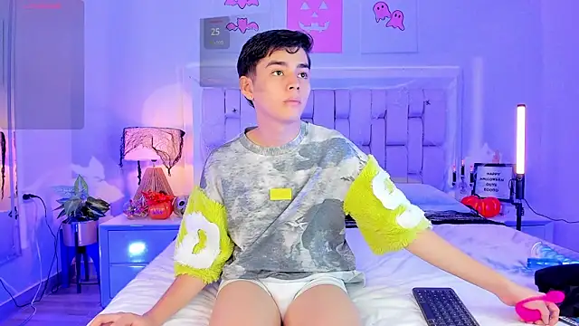 Snapshot of Maxi_little chatting on October 11, 2025, 9:13 pm Maxi little online show from October 11, 2025, 9:13 pm