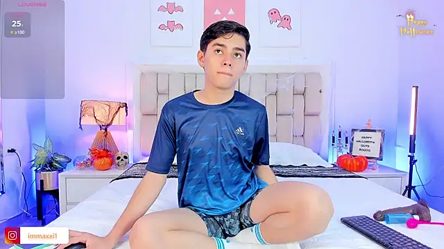 Snapshot of Maxi_little chatting on October 15, 2025, 9:04 pm Maxi little online show from October 15, 2025, 9:04 pm