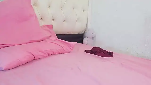 Snapshot of Rocket1978 chatting on October 22, 2025, 1:55 pm Rocket1978 online show from October 22, 2025, 1:55 pm