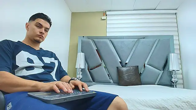 DAVID VICTORIAA online show from May 9, 2026, 1:05 pm
