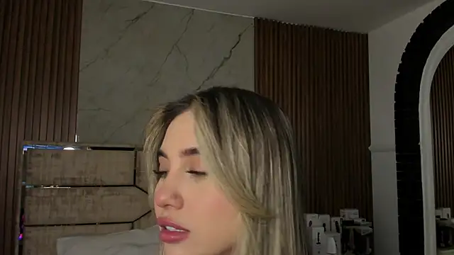EmiilyHendriixx online show from February 15, 2025, 9:04 pm