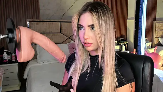 Snapshot of EmiilyHendriixx chatting on September 20, 2025, 8:21 pm EmiilyHendriixx online show from September 20, 2025, 8:21 pm