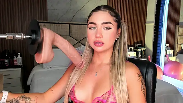 Snapshot of EmiilyHendriixx chatting on September 22, 2025, 8:33 pm EmiilyHendriixx online show from September 22, 2025, 8:33 pm