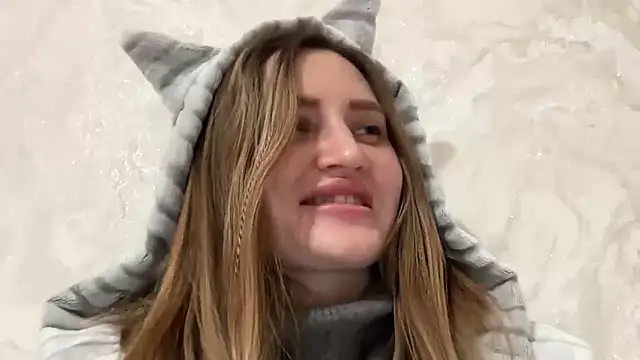 Snapshot of florianikaa chatting on October 24, 2025, 6:26 pm florianikaa online show from October 24, 2025, 6:26 pm