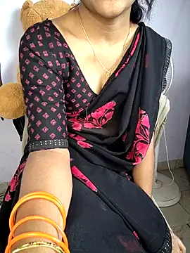 lovelygirl4567 online show from November 12, 2025, 4:46 am