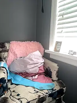 thigh hi online show from September 29, 2025, 4:01 pm