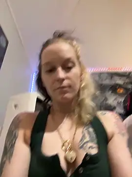 Snapshot of damselaintstressn chatting on November 7, 2025, 11:27 pm damselaintstressn online show from November 7, 2025, 11:27 pm