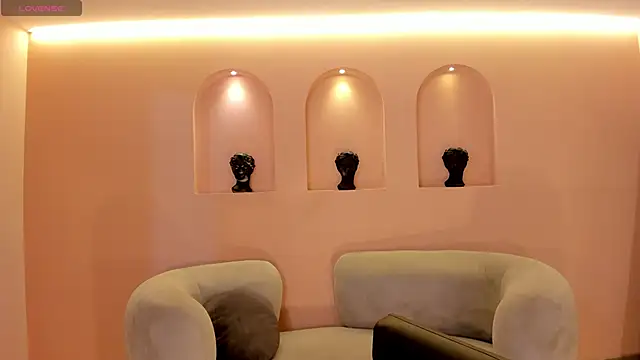 NiaSalvatore online show from October 19, 2025, 11:11 am