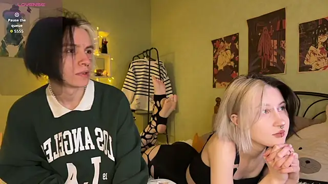 Snapshot of VeryRare_TwinS chatting on October 3, 2025, 11:13 pm VeryRare TwinS online show from October 3, 2025, 11:13 pm