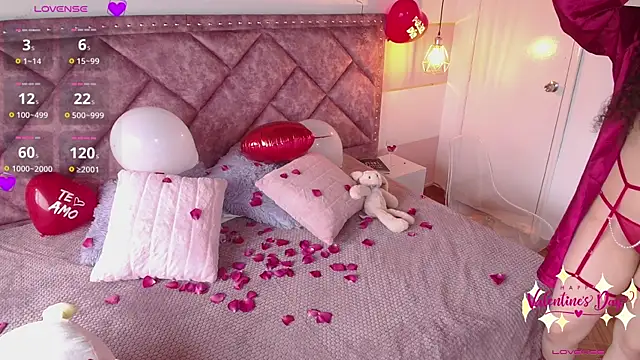 Snapshot of Charlotte__Miller chatting on February 14, 2025, 7:23 pm Charlotte  Miller online show from February 14, 2025, 7:23 pm