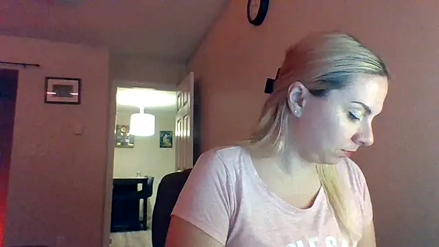 Snapshot of HappyIva chatting on September 19, 2025, 6:48 am HappyIva online show from September 19, 2025, 6:48 am