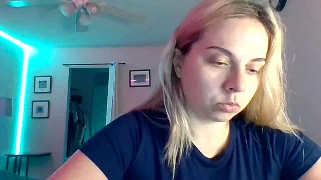 Snapshot of HappyIva chatting on September 22, 2025, 6:37 am HappyIva online show from September 22, 2025, 6:37 am