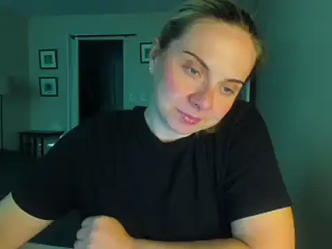 Snapshot of HappyIva chatting on September 24, 2025, 3:59 pm HappyIva online show from September 24, 2025, 3:59 pm