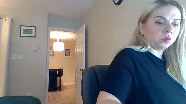 Snapshot of HappyIva chatting on October 18, 2025, 6:19 pm HappyIva online show from October 18, 2025, 6:19 pm