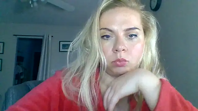 Snapshot of HappyIva chatting on October 19, 2025, 5:35 pm HappyIva online show from October 19, 2025, 5:35 pm