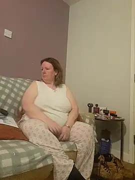 curvy girl71 online show from February 28, 2025, 7:35 pm