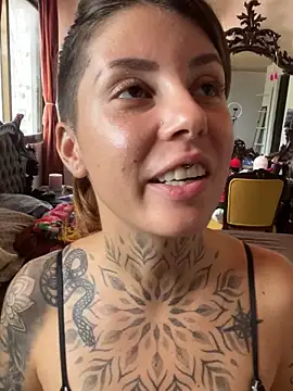 Snapshot of Izy_cute_ chatting on October 3, 2025, 7:33 pm Izy cute online show from October 3, 2025, 7:33 pm