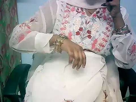 Snapshot of Barbie_183 chatting on March 19, 2026, 5:44 am Barbie 183 online show from March 19, 2026, 5:44 am