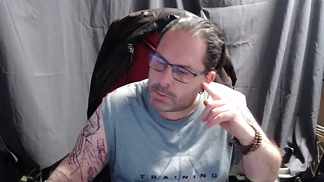 Snapshot of Streamlove77 chatting on February 14, 2025, 3:47 pm Streamlove77 online show from February 14, 2025, 3:47 pm