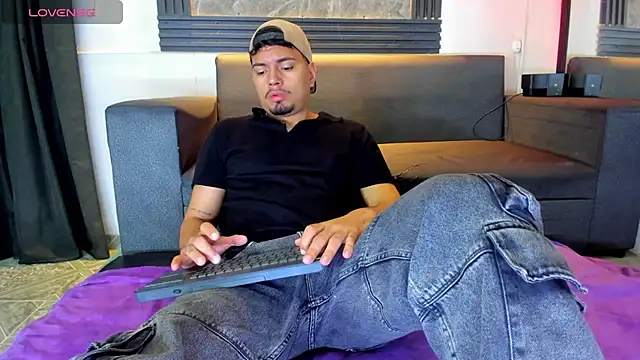 Snapshot of EnriquevillaF chatting on October 12, 2025, 12:59 pm EnriquevillaF online show from October 12, 2025, 12:59 pm