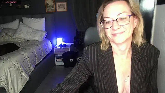 boeslaboes1 online show from November 7, 2025, 1:27 am