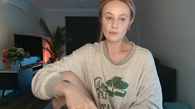 naughtykirra online show from July 27, 2026, 4:52 am