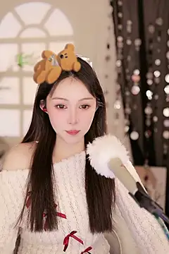 Summer-Momo online show from March 20, 2025, 2:32 pm