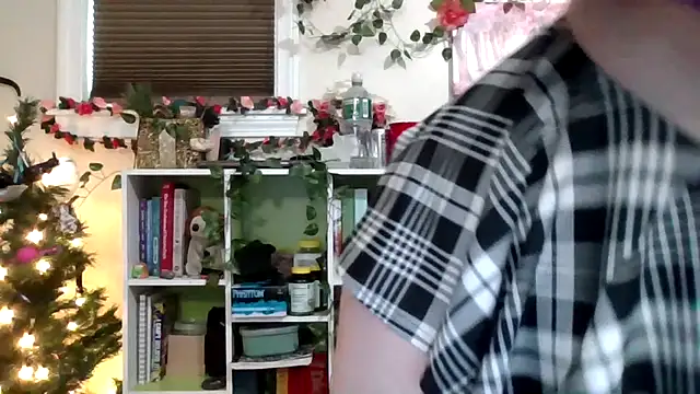 Snapshot of AverageRose chatting on March 4, 2026, 8:48 pm AverageRose online show from March 4, 2026, 8:48 pm