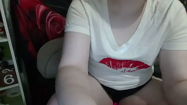 Snapshot of AverageRose chatting on June 18, 2026, 12:44 am AverageRose online show from June 18, 2026, 12:44 am