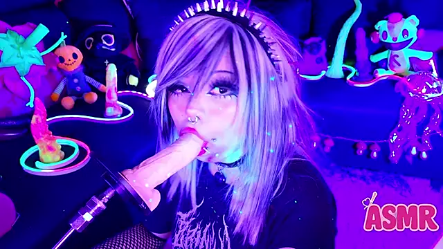 LaytonBox online show from November 11, 2025, 1:44 pm