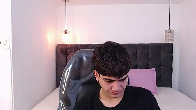 Snapshot of Tommy18__ chatting on January 10, 2025, 1:31 pm Tommy18   online show from January 10, 2025, 1:31 pm