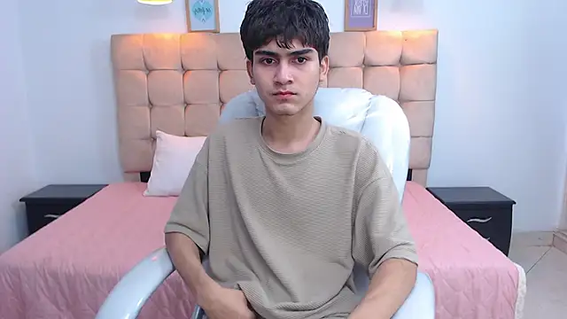 Snapshot of Tommy18__ chatting on February 4, 2025, 6:36 am Tommy18   online show from February 4, 2025, 6:36 am