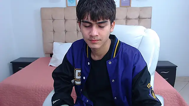 Snapshot of Tommy18__ chatting on February 6, 2025, 6:29 am Tommy18   online show from February 6, 2025, 6:29 am