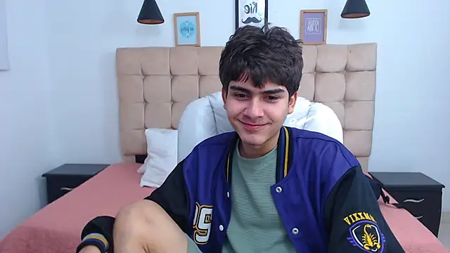 Snapshot of Tommy18__ chatting on February 7, 2025, 6:35 am Tommy18   online show from February 7, 2025, 6:35 am