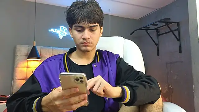 Snapshot of Tommy18__ chatting on February 8, 2025, 7:04 am Tommy18   online show from February 8, 2025, 7:04 am