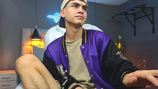 Snapshot of Tommy18__ chatting on February 13, 2025, 6:30 am Tommy18   online show from February 13, 2025, 6:30 am