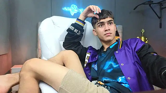 Snapshot of Tommy18__ chatting on February 14, 2025, 9:34 am Tommy18   online show from February 14, 2025, 9:34 am