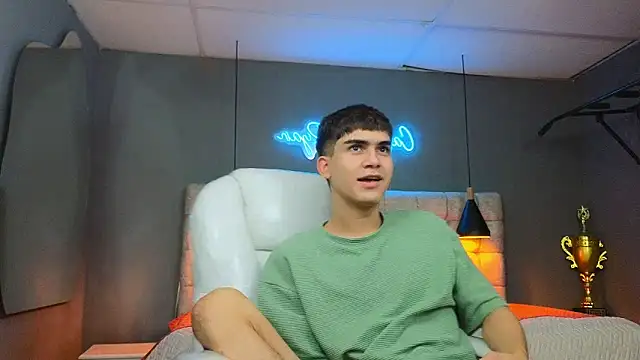 Snapshot of Tommy18__ chatting on February 19, 2025, 6:33 am Tommy18   online show from February 19, 2025, 6:33 am