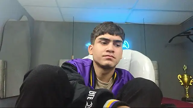 Snapshot of Tommy18__ chatting on February 27, 2025, 7:12 am Tommy18   online show from February 27, 2025, 7:12 am