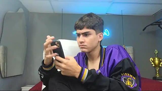 Snapshot of Tommy18__ chatting on February 27, 2025, 10:15 am Tommy18   online show from February 27, 2025, 10:15 am