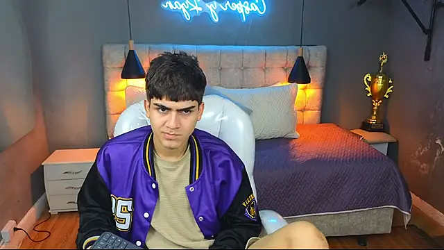 Snapshot of Tommy18__ chatting on March 6, 2025, 7:03 am Tommy18   online show from March 6, 2025, 7:03 am