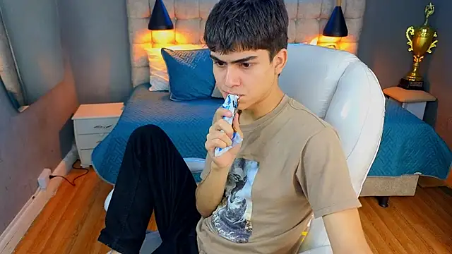 Snapshot of Tommy18__ chatting on March 18, 2025, 4:37 am Tommy18   online show from March 18, 2025, 4:37 am