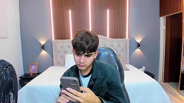 Snapshot of Tommy18__ chatting on September 9, 2025, 3:39 am Tommy18   online show from September 9, 2025, 3:39 am