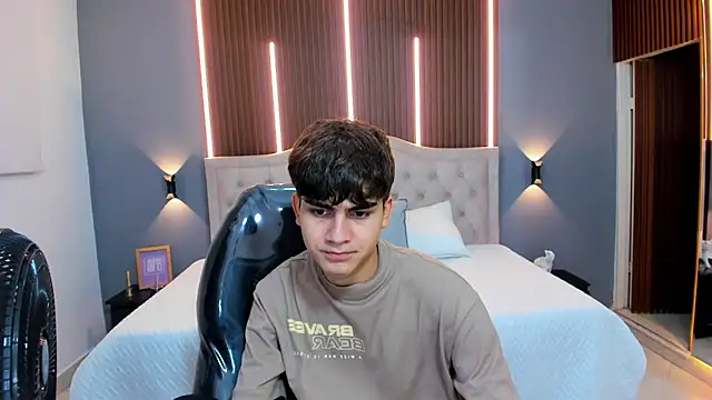 Snapshot of Tommy18__ chatting on September 16, 2025, 3:29 am Tommy18   online show from September 16, 2025, 3:29 am