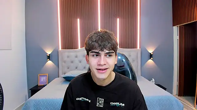 Snapshot of Tommy18__ chatting on September 19, 2025, 3:30 am Tommy18   online show from September 19, 2025, 3:30 am