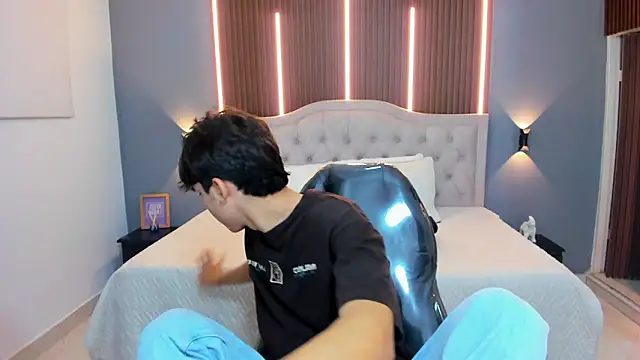 Snapshot of Tommy18__ chatting on September 30, 2025, 3:44 am Tommy18   online show from September 30, 2025, 3:44 am